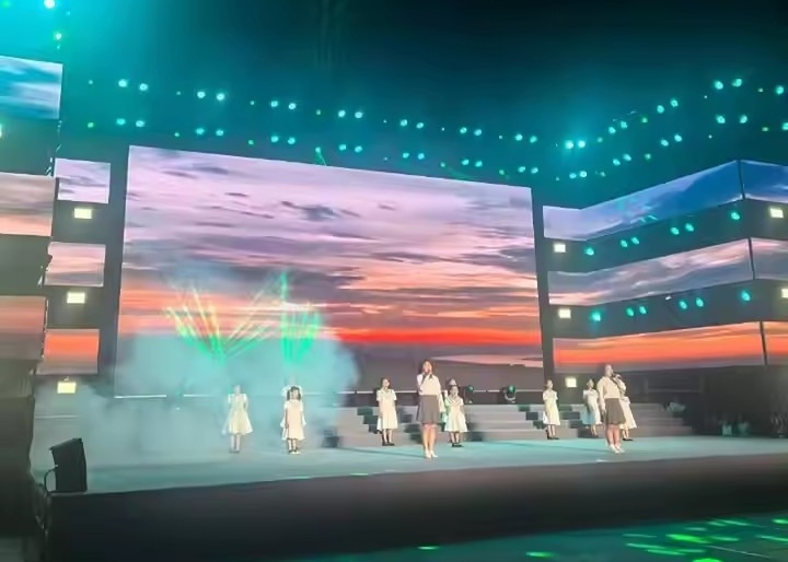 مسرح حفلات موسيقية تأجير الصب الصب الألومنيوم الداخلي كامل الألوان شاشة LED P5 HD شاشة كبيرة عالية الدقة