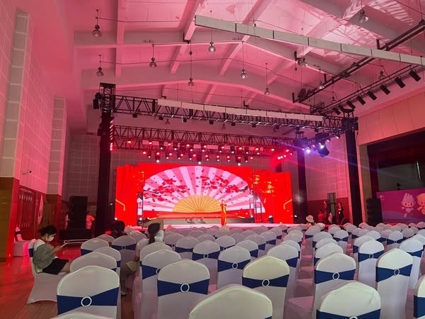 100000 ساعة عمر Epistar في الهواء الطلق كامل الألوان LED مرصع الألومنيوم العرض مع 720 هرتز شاشة تردد تحديث و 3