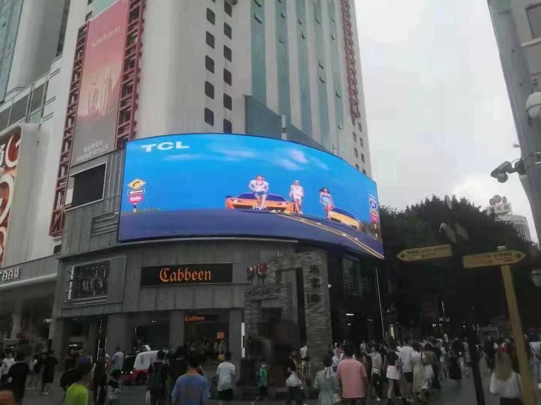 شاشة LED ملونة كاملة في الهواء الطلق مع معدل تحديث عال وتباين الألوان لعروض بصرية واضحة ونابضة بالحياة