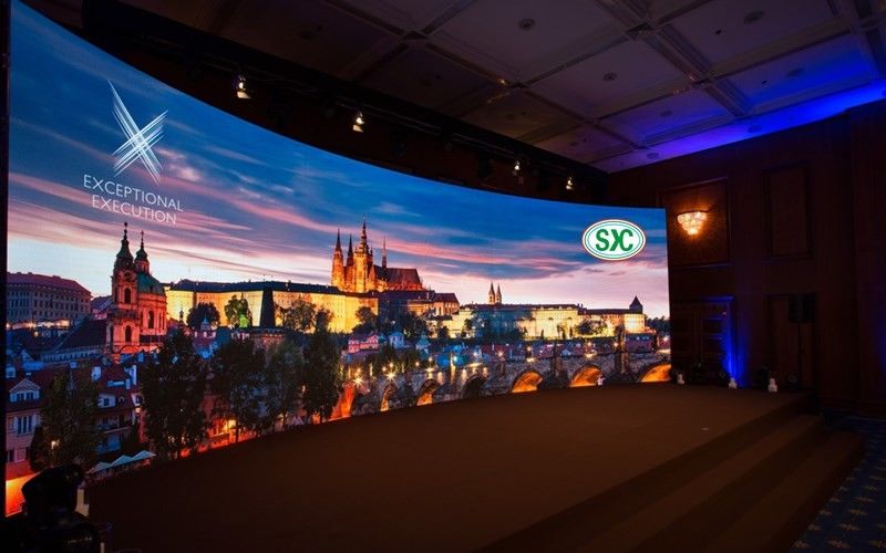 شاشات LED منحنية عالية الدقة ، لوحة LED ملونة كاملة داخلية سهلة الصيانة