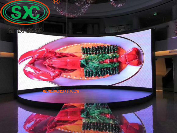 شاشات SMD المنحنية للإعلانات LED 3.91mm Pixel Pitch 25 Wattled شاشة عرض إعلانات تجارية