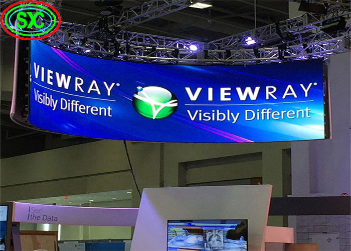 غطاء الألومنيوم المصبوب بالموت P6 Full Color Indoor Suspended LED Screen 2500nits السطوع 27777 نقطة/sqm كثافة البكسل