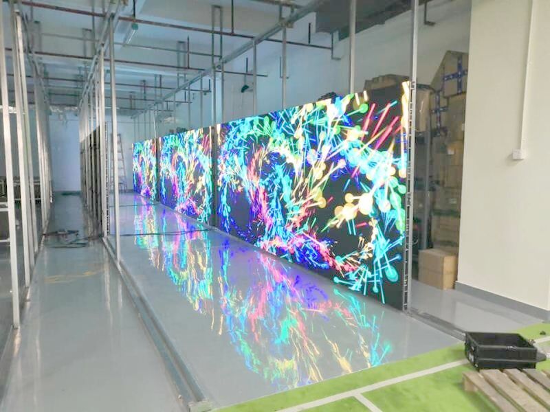 2000cd/sqm سطوع شاشة LED شفافة ، لوحة إعلانية LED ملونة