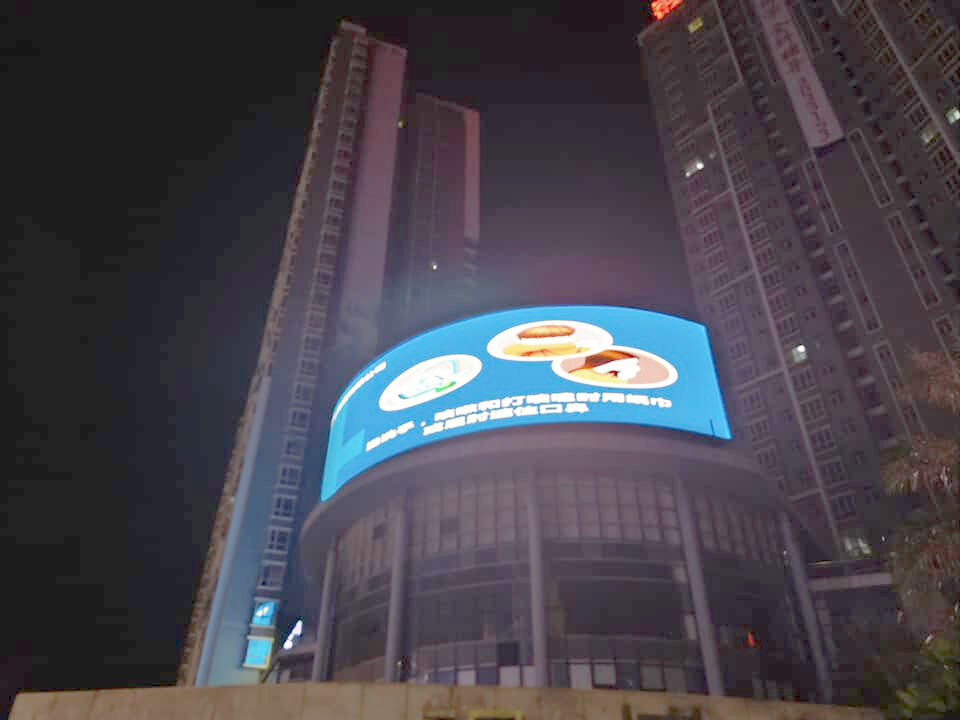 ضمان 3 سنوات جودة عالية وتعريف خزانة حديدية مقاومة للماء للاستخدام الثابت شاشة LED خارجية