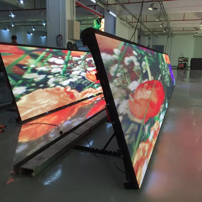 رؤية واضحة جداً للاعلانات المضيئة حول ملعب كرة القدم