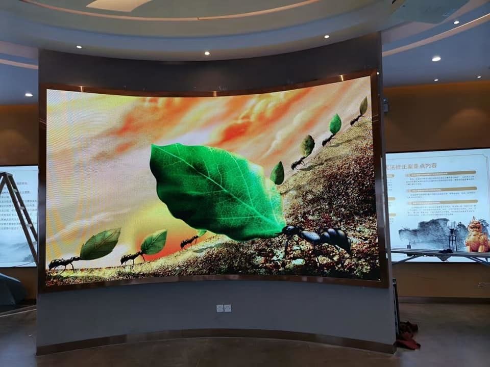 شاشة LED داخلية P2.5 للإيجار يموت الصب خزانة المغنيسيوم 640 * 640 مم شاشة LED فائقة الدقة للمرحلة المرئية
