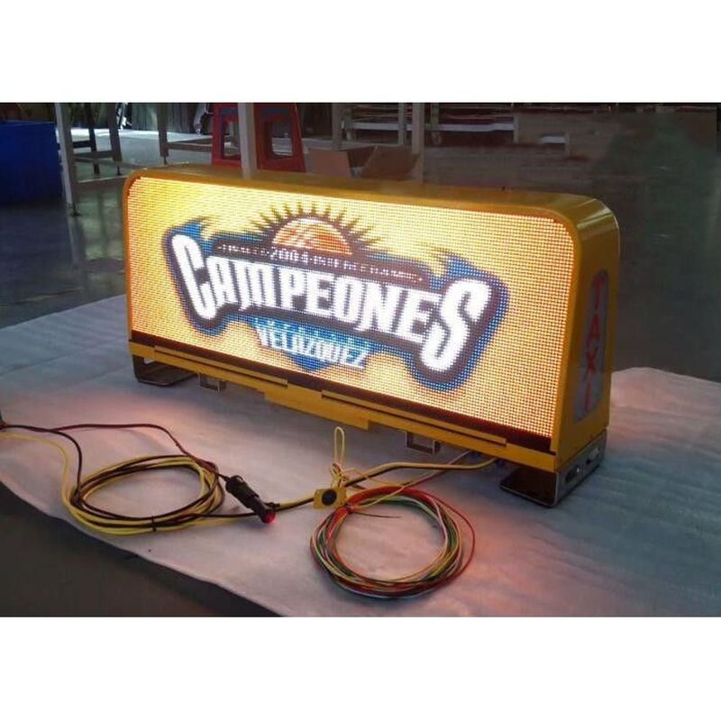 شاشة إشارة LED لسيارات 96 * 32 سم مع تكوينات 1R1G1B ومعايير CE / ROHS / FCC / ISO2001