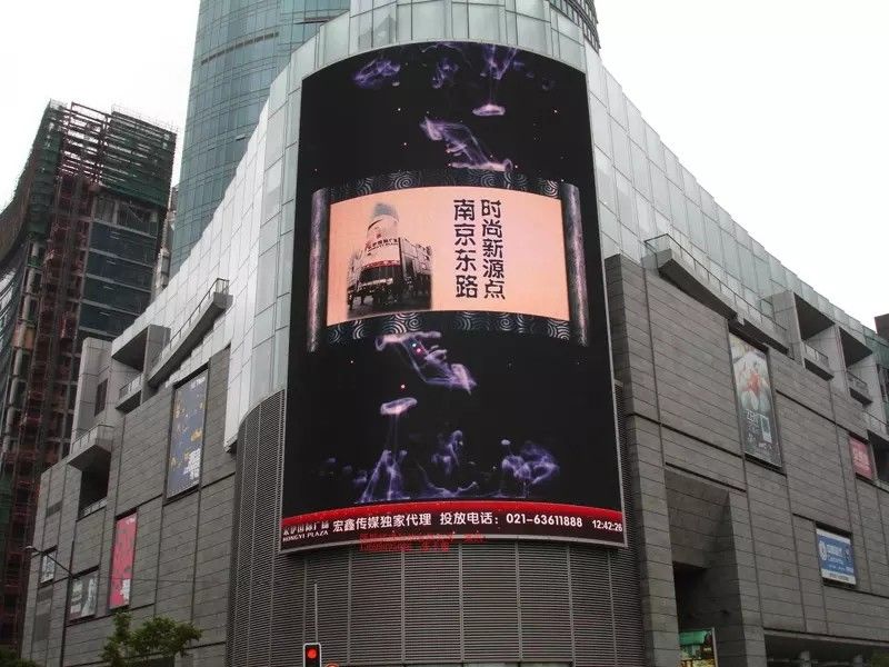 جدار فيديو p10 LED للخارج للإعلانات الخارجية مع تكوين بكسل عالي الدقة وارتفاع التباين لعرضها