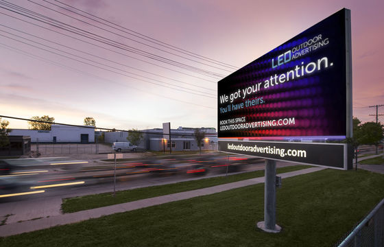 سعر جيد P8 المبنى الخارجي Full Color LED Billboard 8mm Pixel Pitch IP65 مقاوم للماء الانترنت