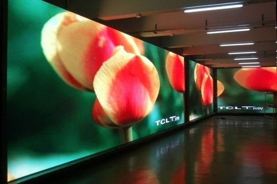 سعر جيد 250 * 250MM حجم الوحدة P4.81 IP65 شاشة فيديو LED الخارجية لمراكز التسوق / المطارات الانترنت