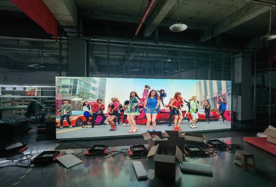 الشاشة الداخلية P3 Full Color LED 576x576mm الخزانة للإعلان، 3840Hz معدل تحديث، 1000nit الوضوح، يمكن أن تفعل منحنية