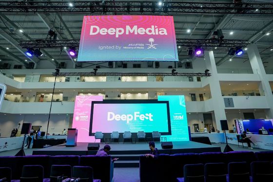 P4.81 السطوع في الخارج SMD LED العرض Air Plug تصميم الاتصال العمر الطويل