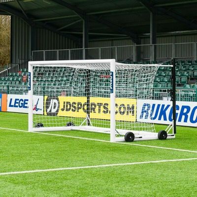 تجربة أفضل شاشة LED للملاعب مع 10000 بكسل / متر مربع وضوح ومعدل إطار 60 هرتز