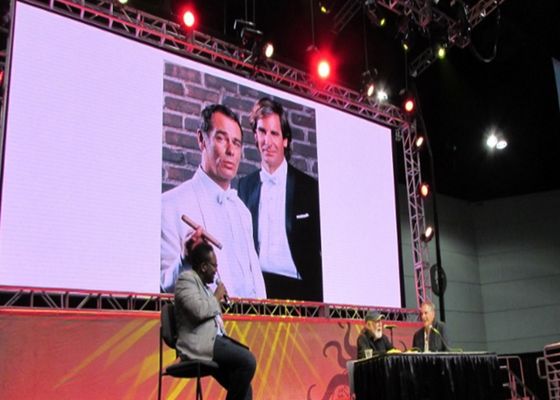 منصة ثابتة داخلية ملونة كاملة HD 4K P3 عرض LED من الألومنيوم الصب الصب 62500 كثافة بكسل / متر مربع