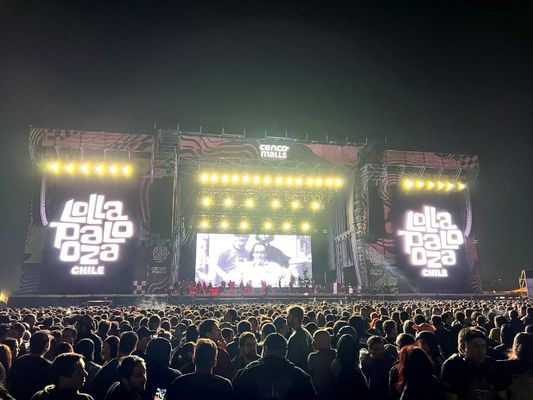 شاشات LED عالية معدل تحديث المرحلة خزائن رقيقة للغاية مع 8000K ± 500 قدرة على ضبط درجة حرارة اللون