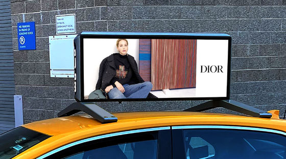 شاشة عرض إشارات LED للسيارات ذات التحكم غير المتزامن في وضع القيادة مع حجم مساحة 5 مم وتكوينات 1R1G1B