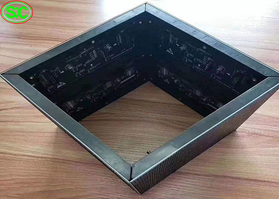 3D داخلي كامل اللون LED عرض P2.5 أعمدة 90 درجة تقف الشاشة مكعب