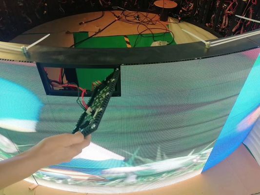 سعر جيد تثبيت سريع شاشة LED مرنة إعلان فيديو منحني اسطوانة عرض P4 الانترنت
