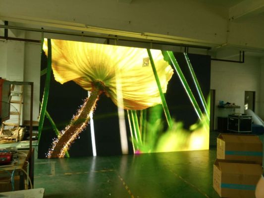 سعر جيد 3840 هرتز P4.81 500x500 مم شاشات LED للخزانة على المسرح ، زاوية عرض واسعة مع انحناء الانترنت
