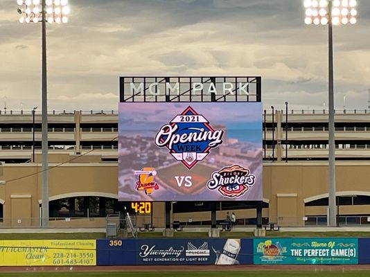 الموردون تعليق الإعلانات التجارية Hd P10 960x960mm شاشة عرض LED خارجية لشاشة عرض ملعب كرة القدم