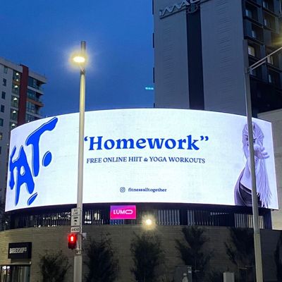 لوحة عرض LED مثبتة على سقف المبنى P6 960x960mm شاشة عرض LED خارجية P6 شاشة وسائط فيديو