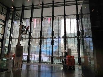 سعر جيد فيلم LED شفاف داخلي P3.91 شاشة LED مرنة شفافة عالية الدقة شاشة عرض LED شفافة للإعلان الانترنت